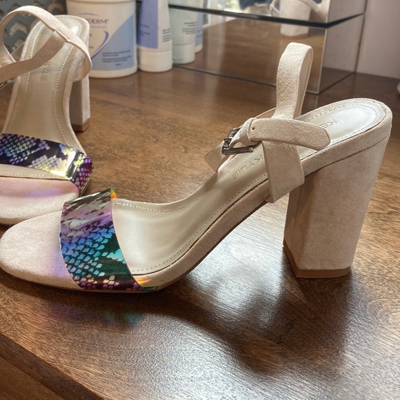 Kendall & Kylie beige suede sandal heels - Picture 7 of 8